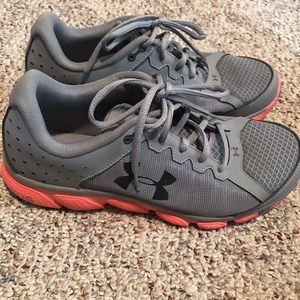 Size 10 like new Under Armour shoes